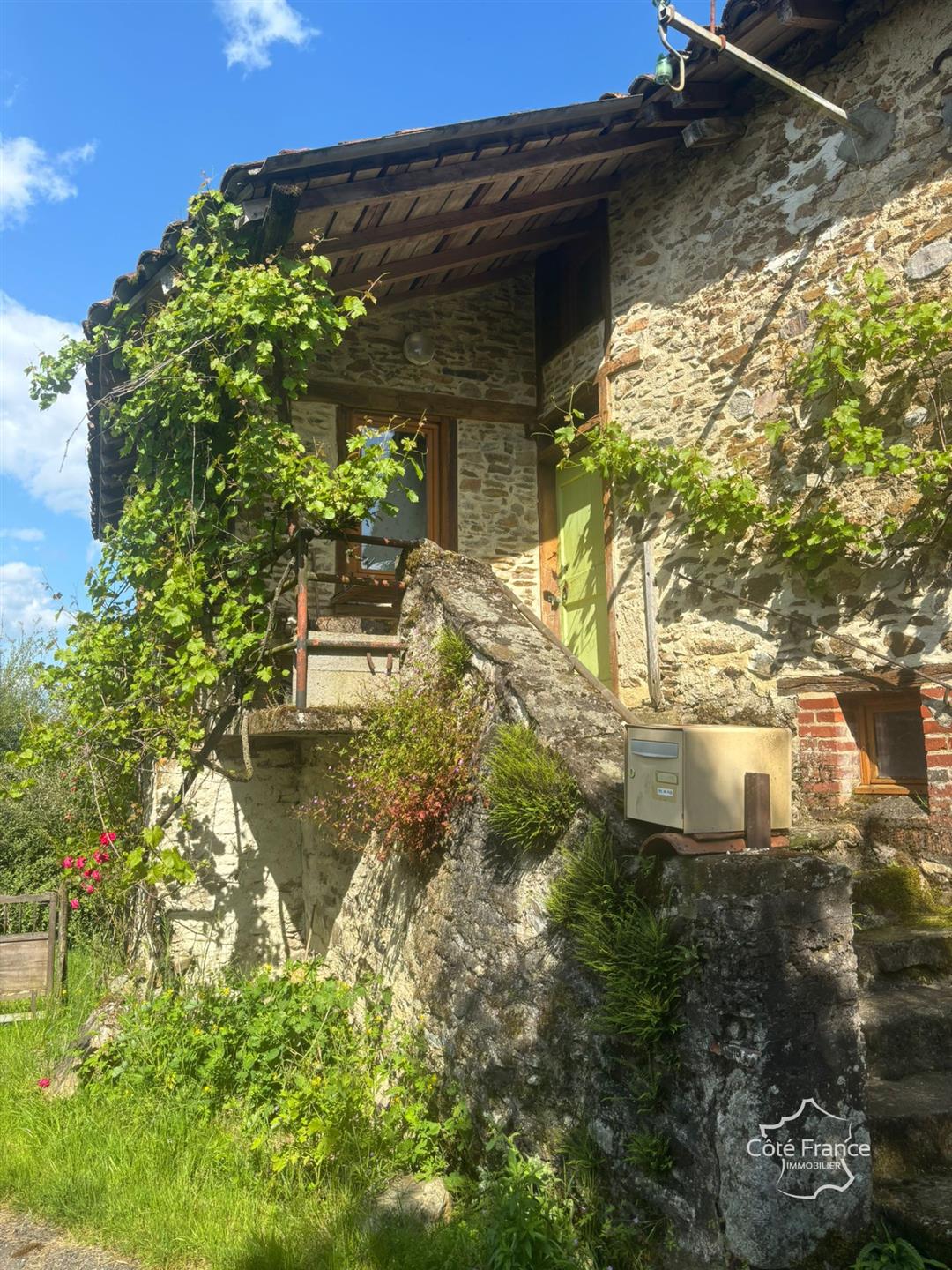 En exclusiva, encantadora casa con hermosa vista en un caserío a 5 minutos de Maurs 15600
