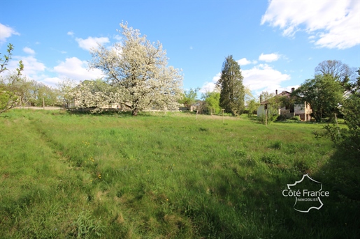 Vireux Detached house, habitable on one level with full basement, with more than 10 acres of land. A