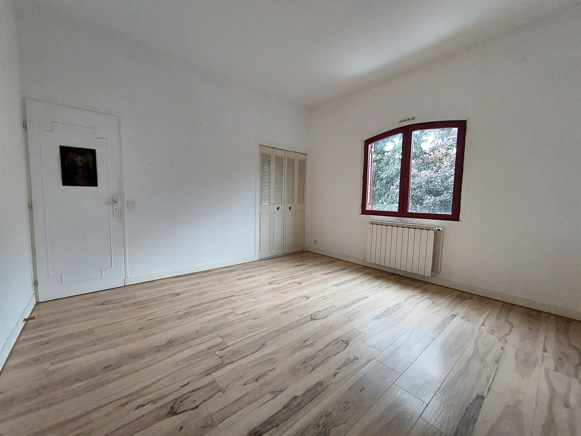 Antiguo edificio de piedra Gran potencial Más de 330 m2 de superficie habitable