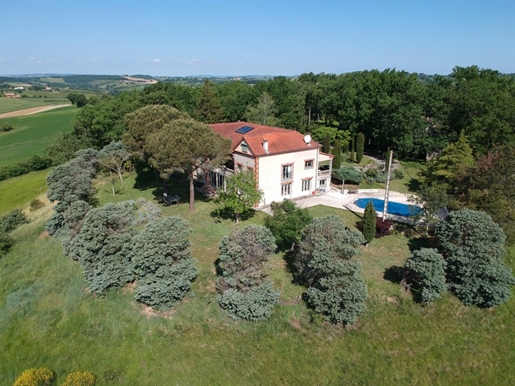 Dominant mansion with a chateau-like appearance on 1.9 hectares