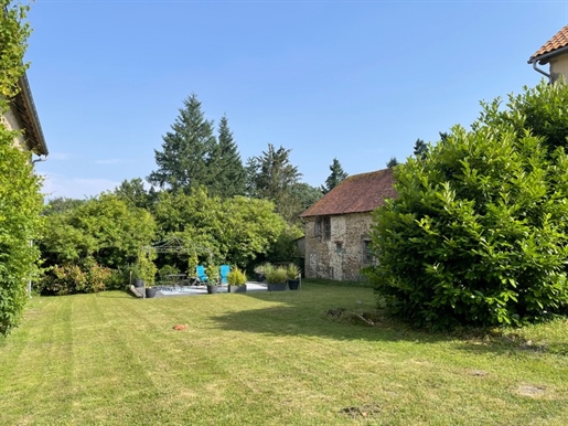 Ensemble immobilier en pierre avec deux maisons et deux granges sur 9166 m2 de terrain