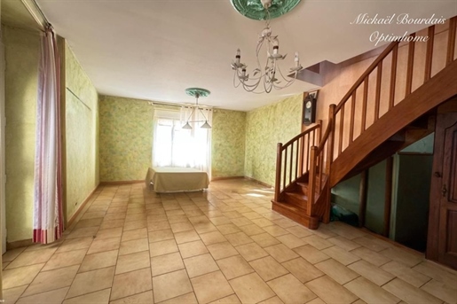 Family home in the village of Dissé-sous-le-Lude