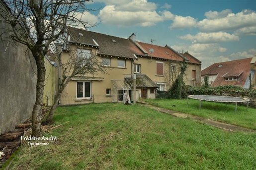 Maison mitoyenne d'un côté avec jardin et garage