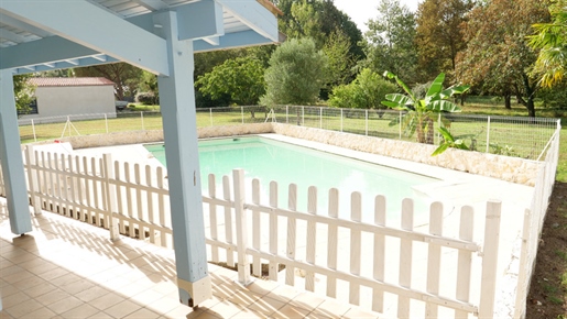 Belle villa traditionnelle avec piscine, terrasse couverte avec barbecue, garage et jardin arborée d