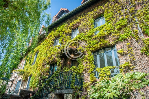 Such A Beautiful House... In Paris!