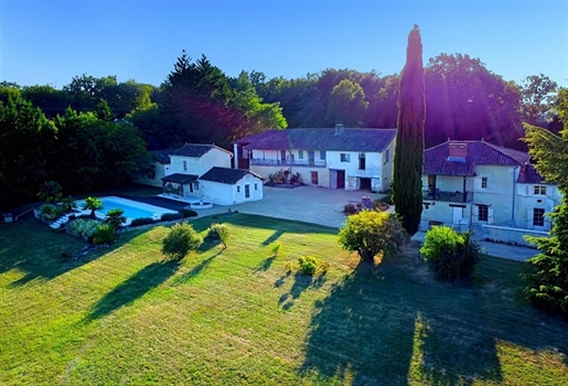 Superbo casale del 17 ° secolo. Ristrutturazione di qualità. Vista tranquilla e senza ostacoli. Bel