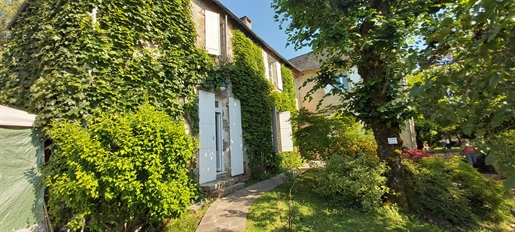 Ensemble de caractère : maison de maitre avec dépendances et piscine et vue imprenable