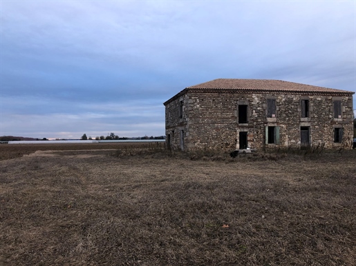 Grande batisse en pierre à rénover