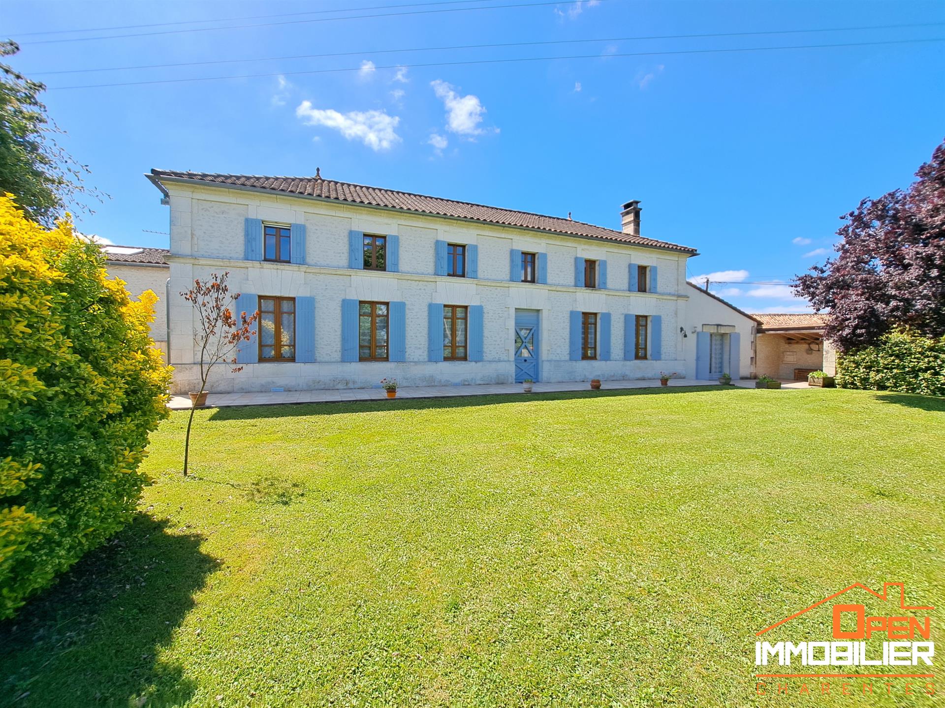Stone House 5 Bedrooms 210 M2 And Land Over One Hectare - (16360) Baignes-Sainte-Radegonde