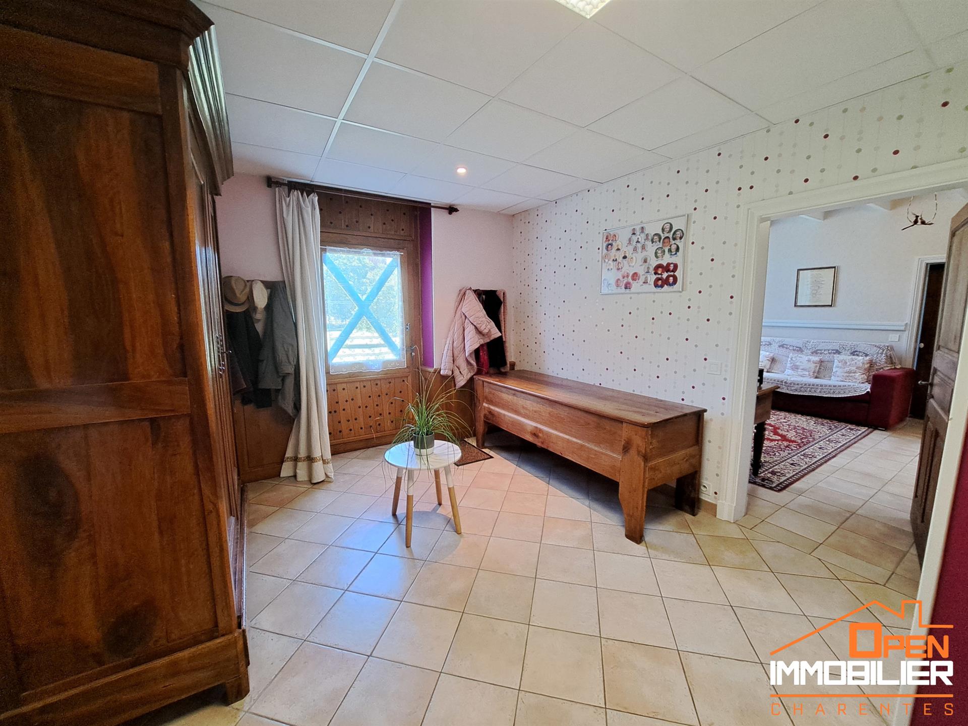 Stone House 5 Bedrooms 210 M2 And Land Over One Hectare - (16360) Baignes-Sainte-Radegonde