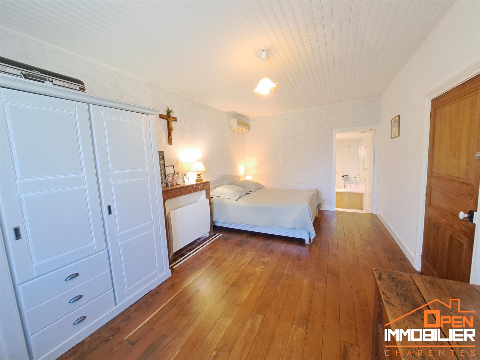 Stone House 5 Bedrooms 210 M2 And Land Over One Hectare - (16360) Baignes-Sainte-Radegonde