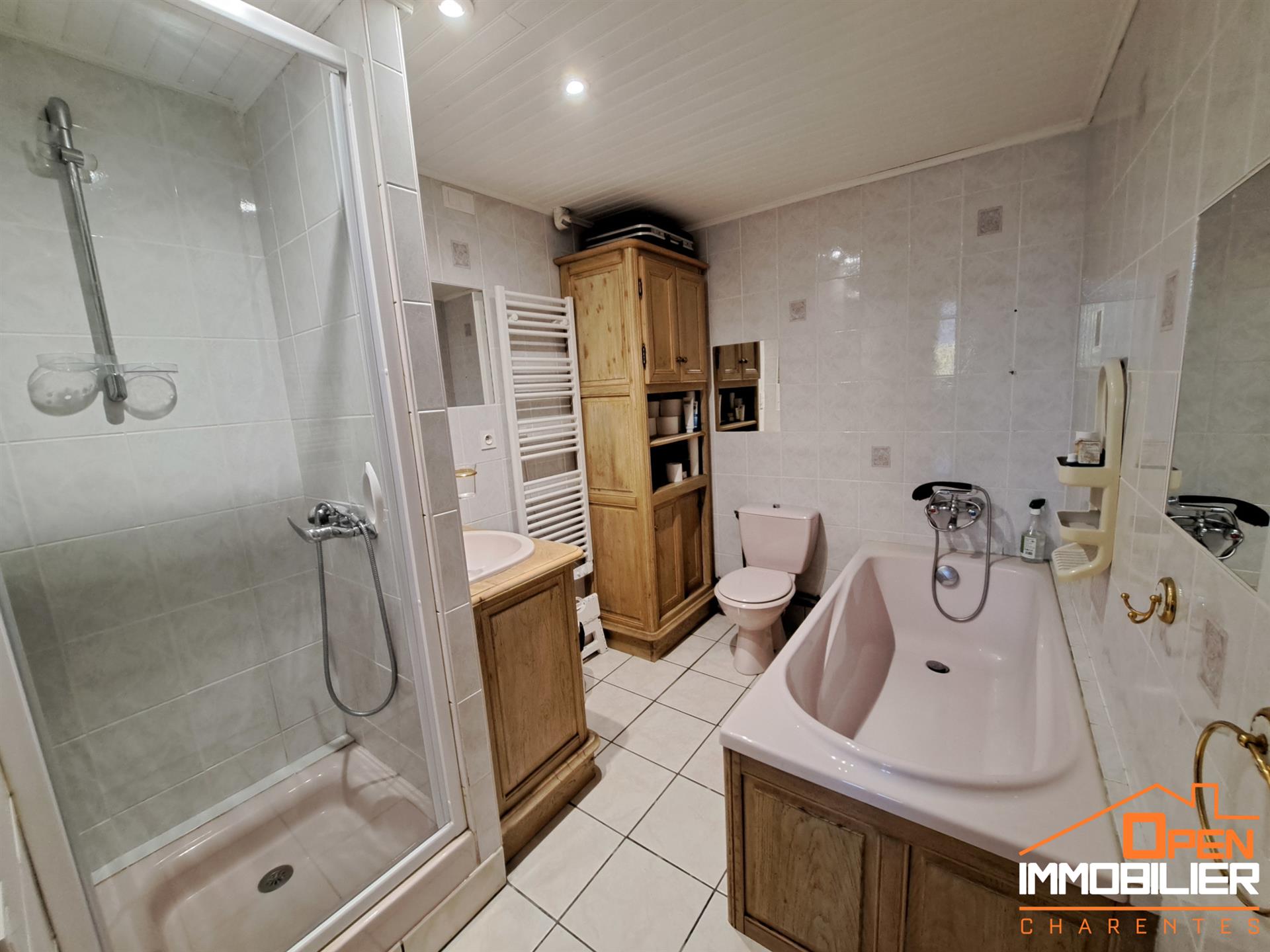 Stone House 5 Bedrooms 210 M2 And Land Over One Hectare - (16360) Baignes-Sainte-Radegonde