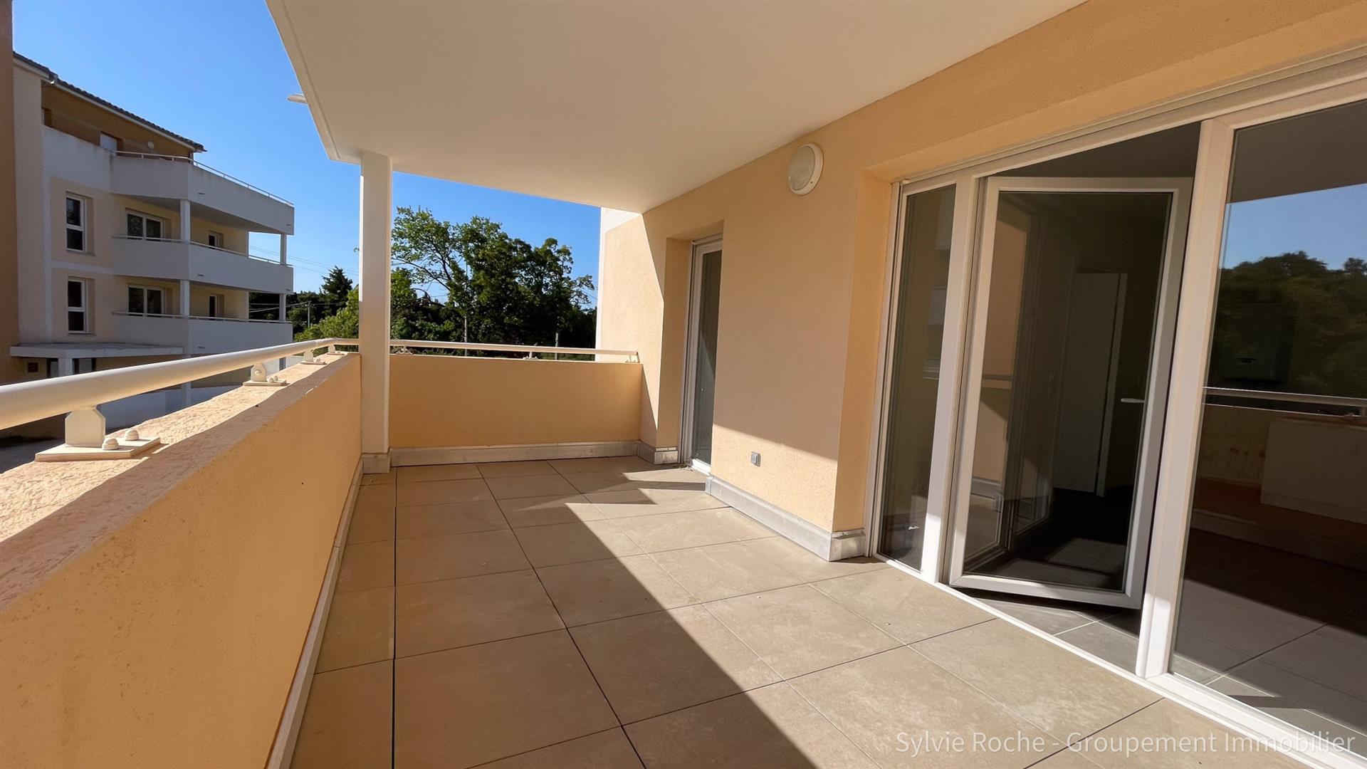 Orange, close to all amenities, New T2 apartment with terrace, garage and parking space