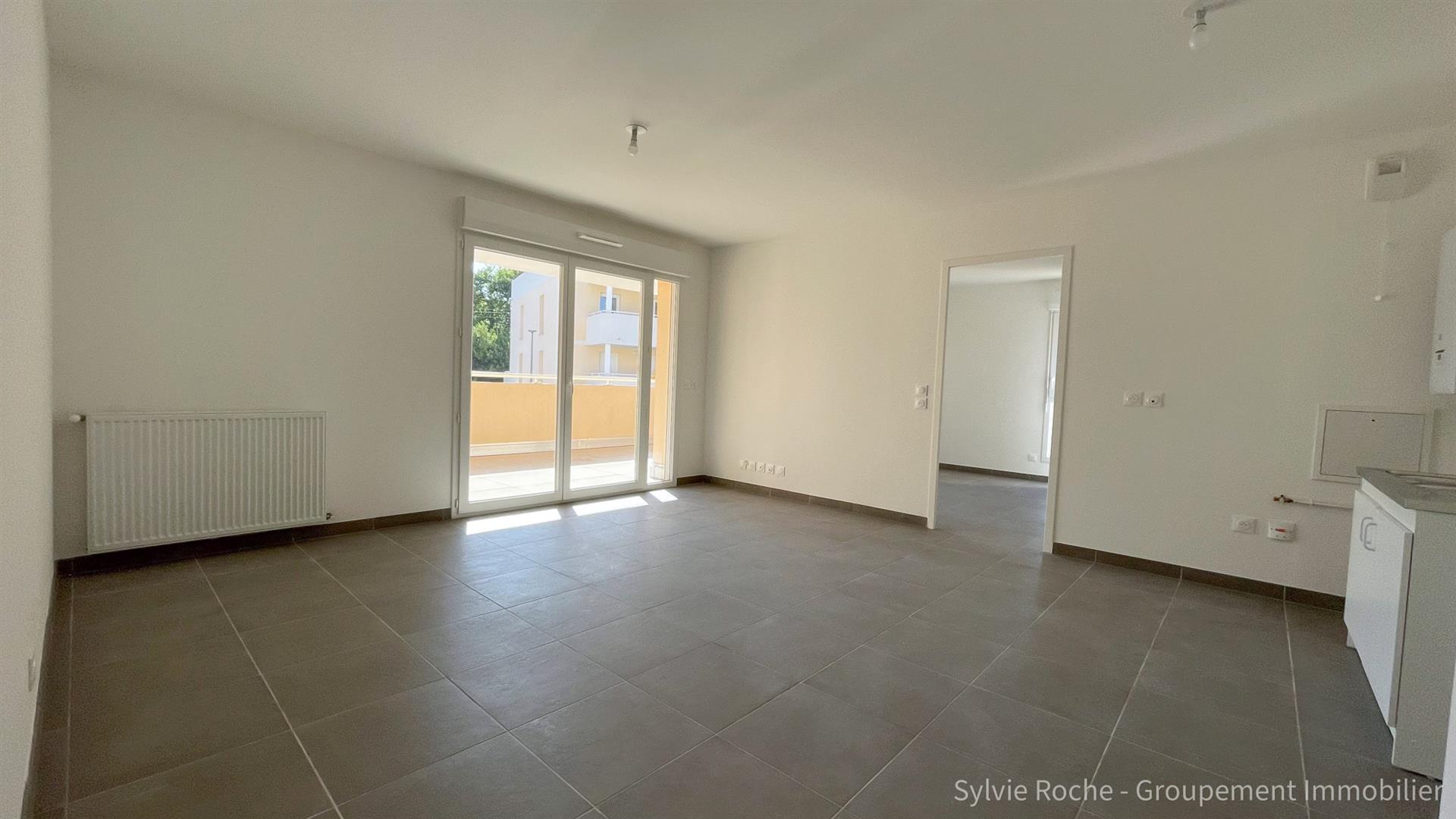 Orange, close to all amenities, New T2 apartment with terrace, garage and parking space
