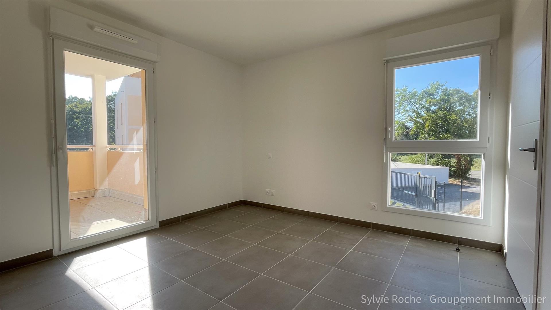 Orange, close to all amenities, New T2 apartment with terrace, garage and parking space