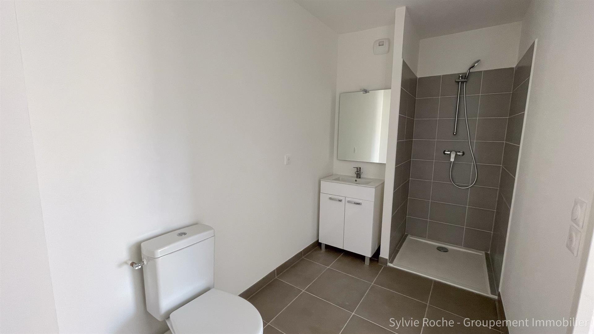 Orange, close to all amenities, New T2 apartment with terrace, garage and parking space