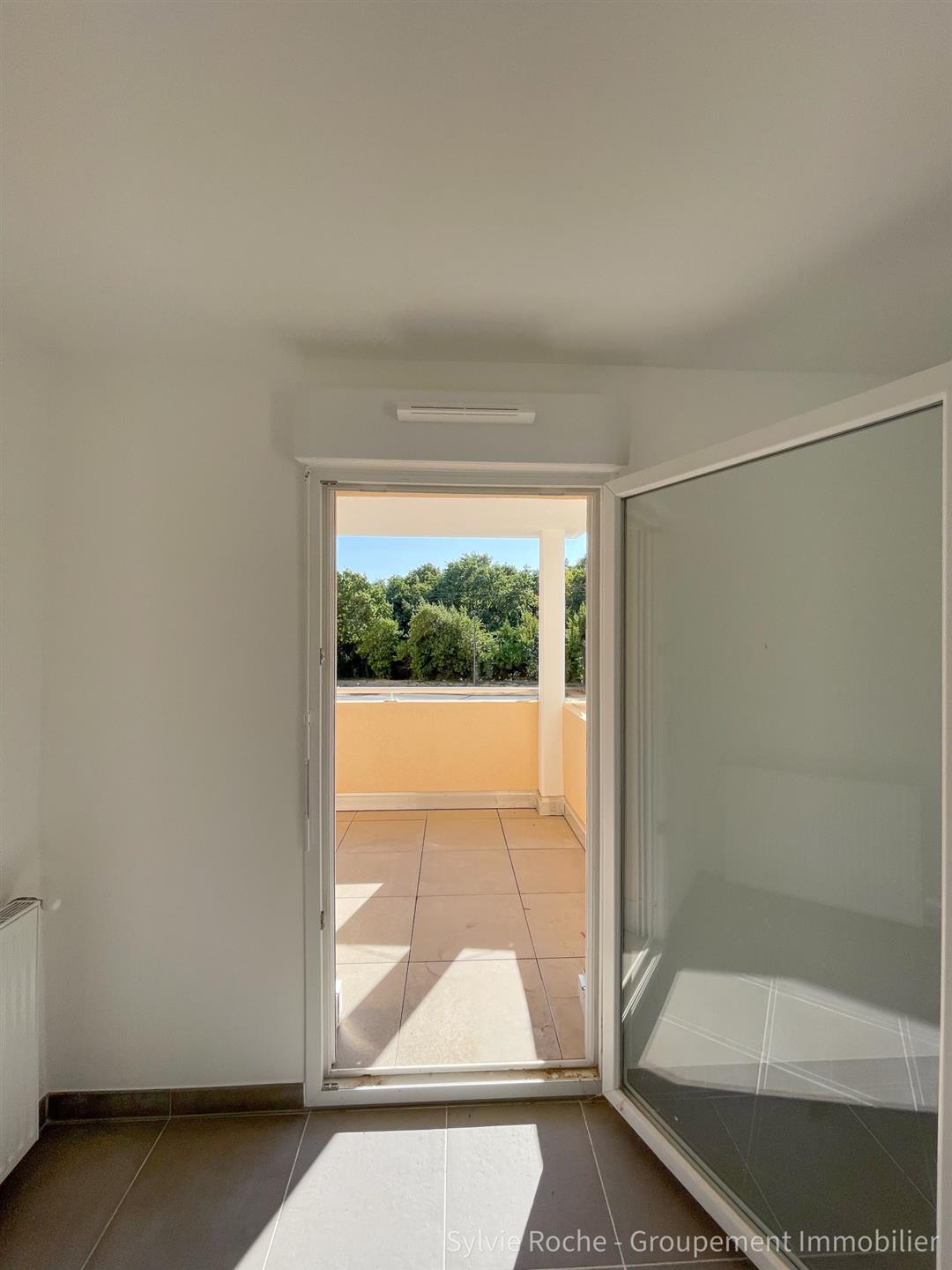 Orange, close to all amenities, New T2 apartment with terrace, garage and parking space