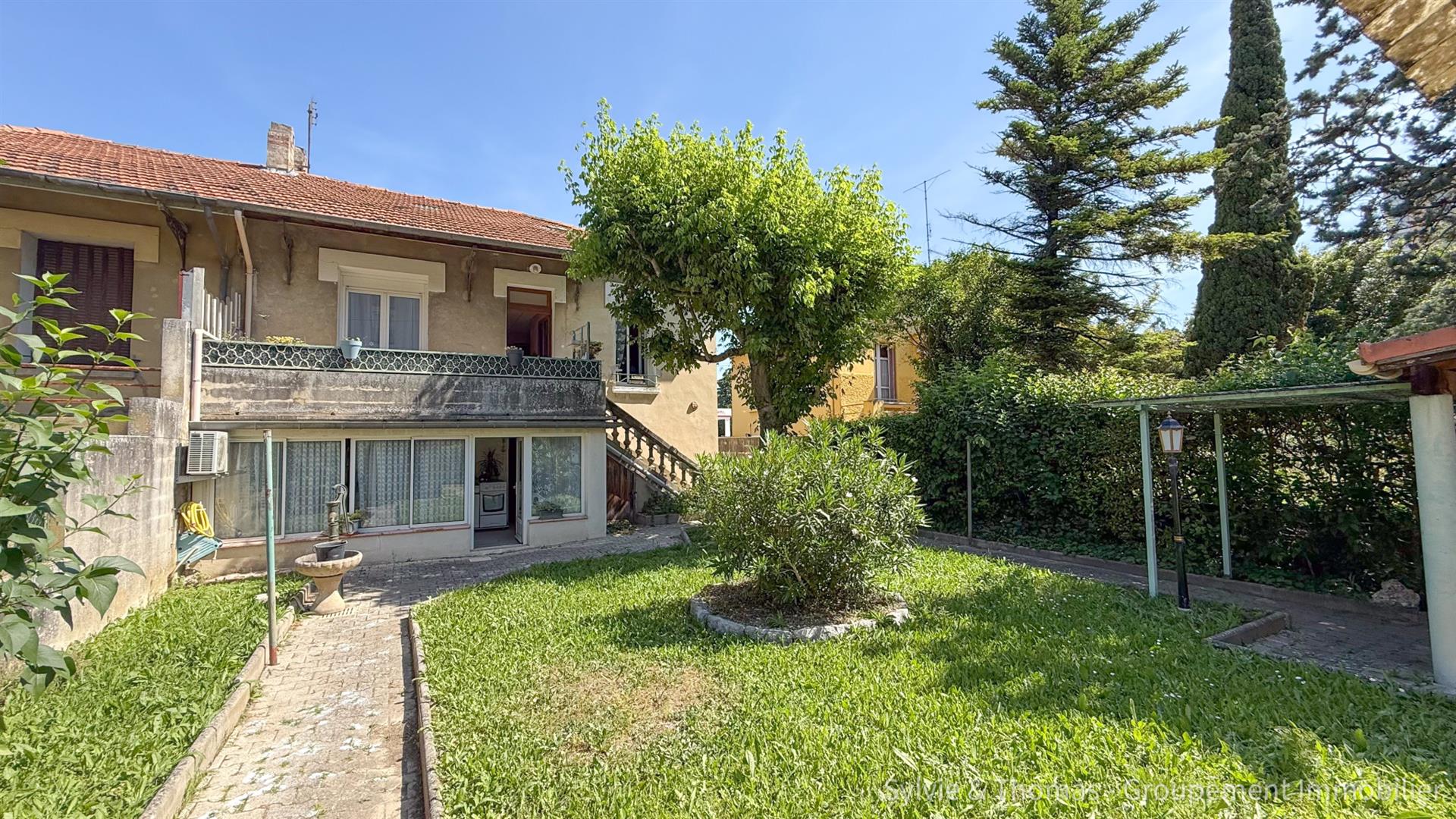 Orange, House of 130 m2 with garden, 2 garages and a square