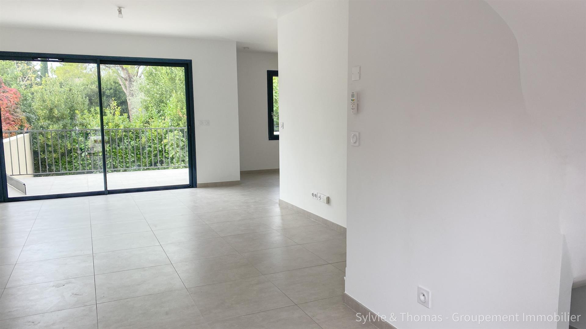 Orange close to all amenities on foot 2020 house with garage, courtyard terrace and parking spaces