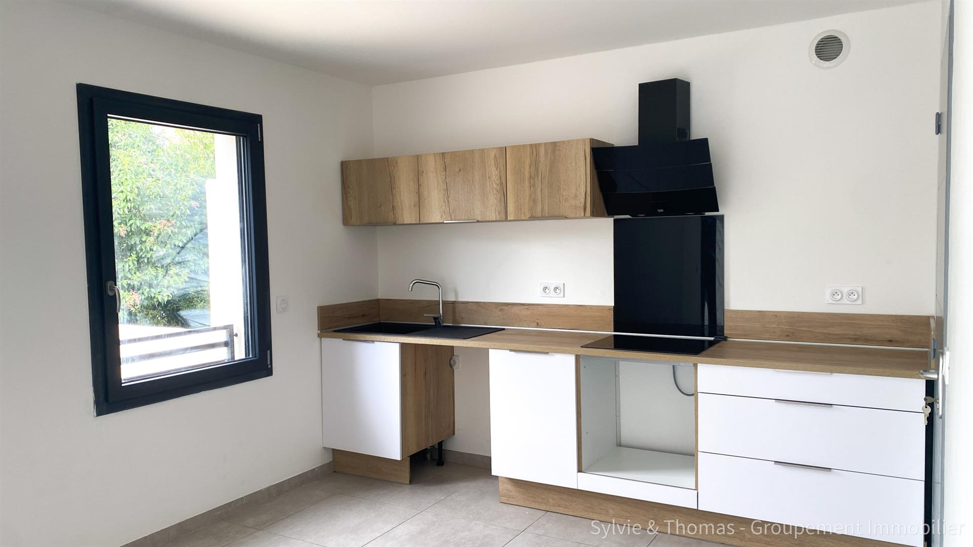 Orange close to all amenities on foot 2020 house with garage, courtyard terrace and parking spaces