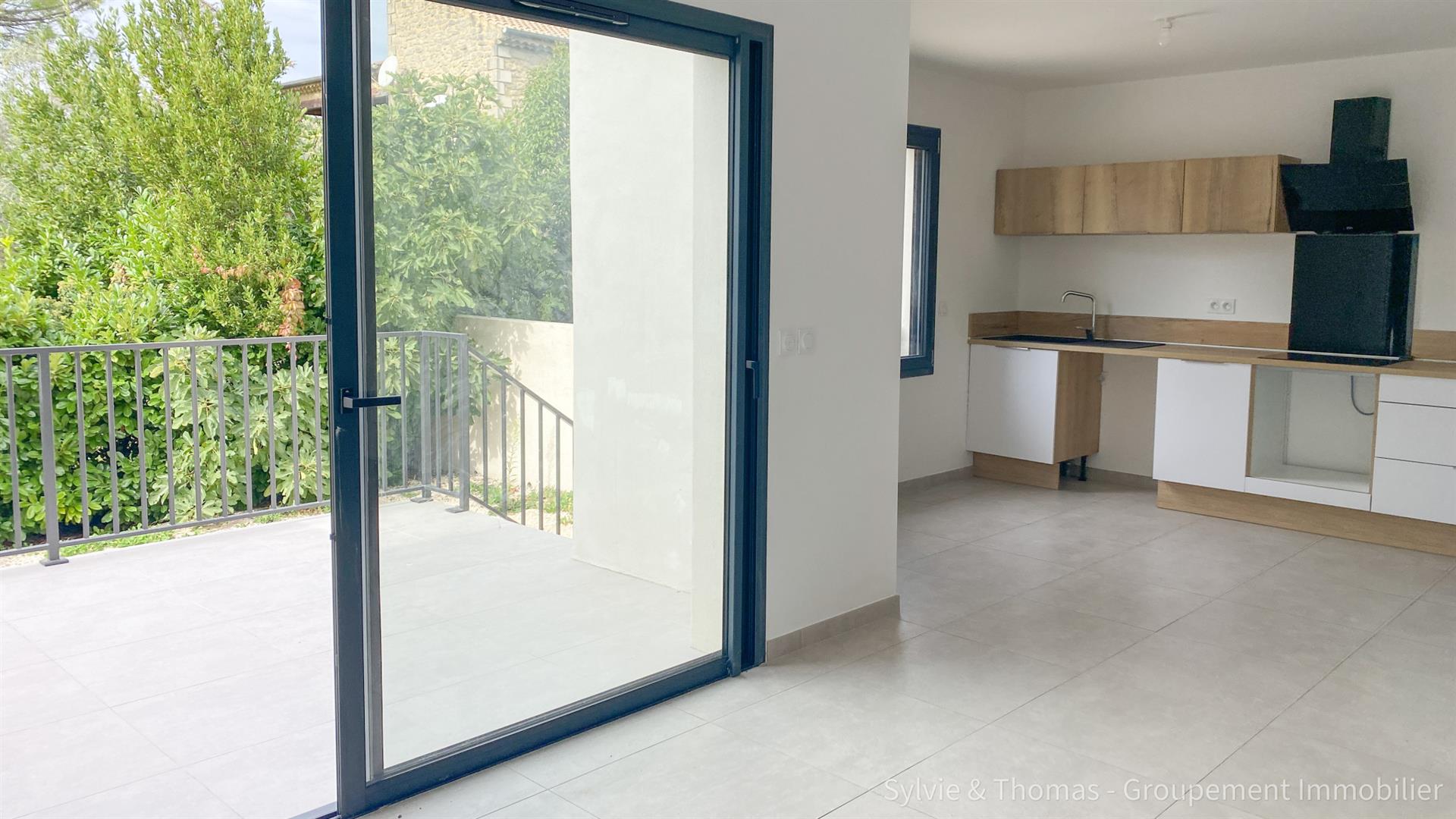 Orange close to all amenities on foot 2020 house with garage, courtyard terrace and parking spaces