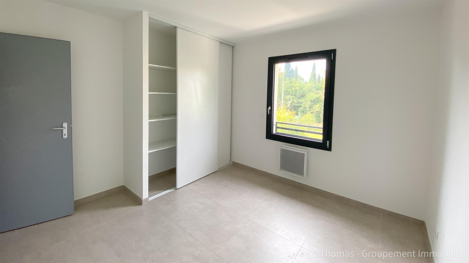Orange close to all amenities on foot 2020 house with garage, courtyard terrace and parking spaces