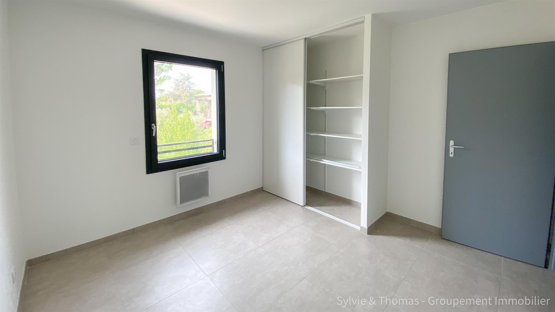 Orange close to all amenities on foot 2020 house with garage, courtyard terrace and parking spaces