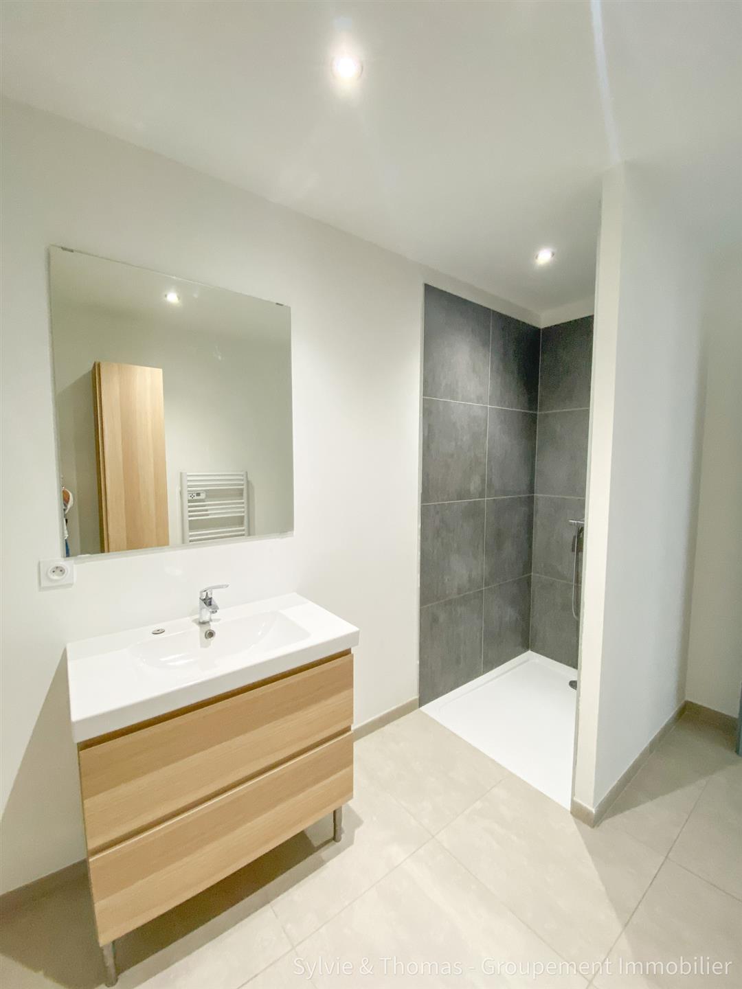 Orange close to all amenities on foot 2020 house with garage, courtyard terrace and parking spaces
