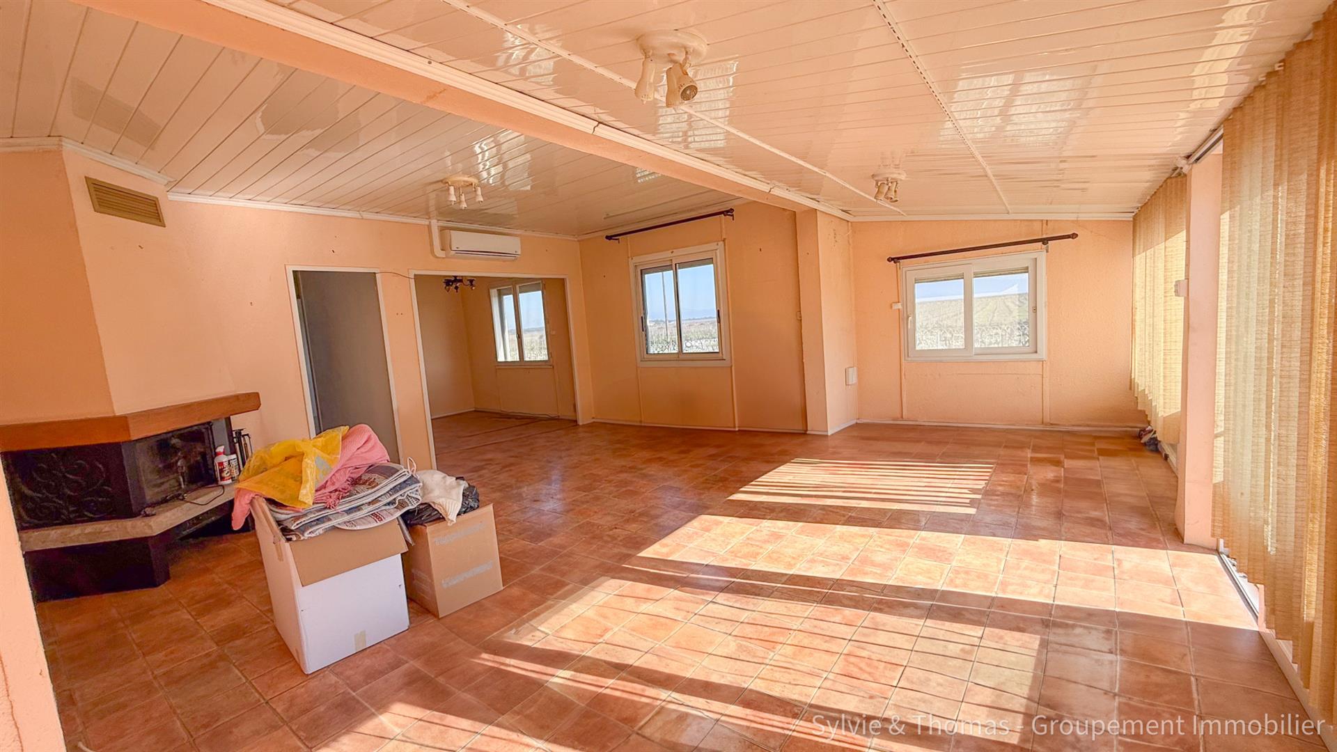 Orange, Gres district, 91m2 house with outbuildings on 1990m2