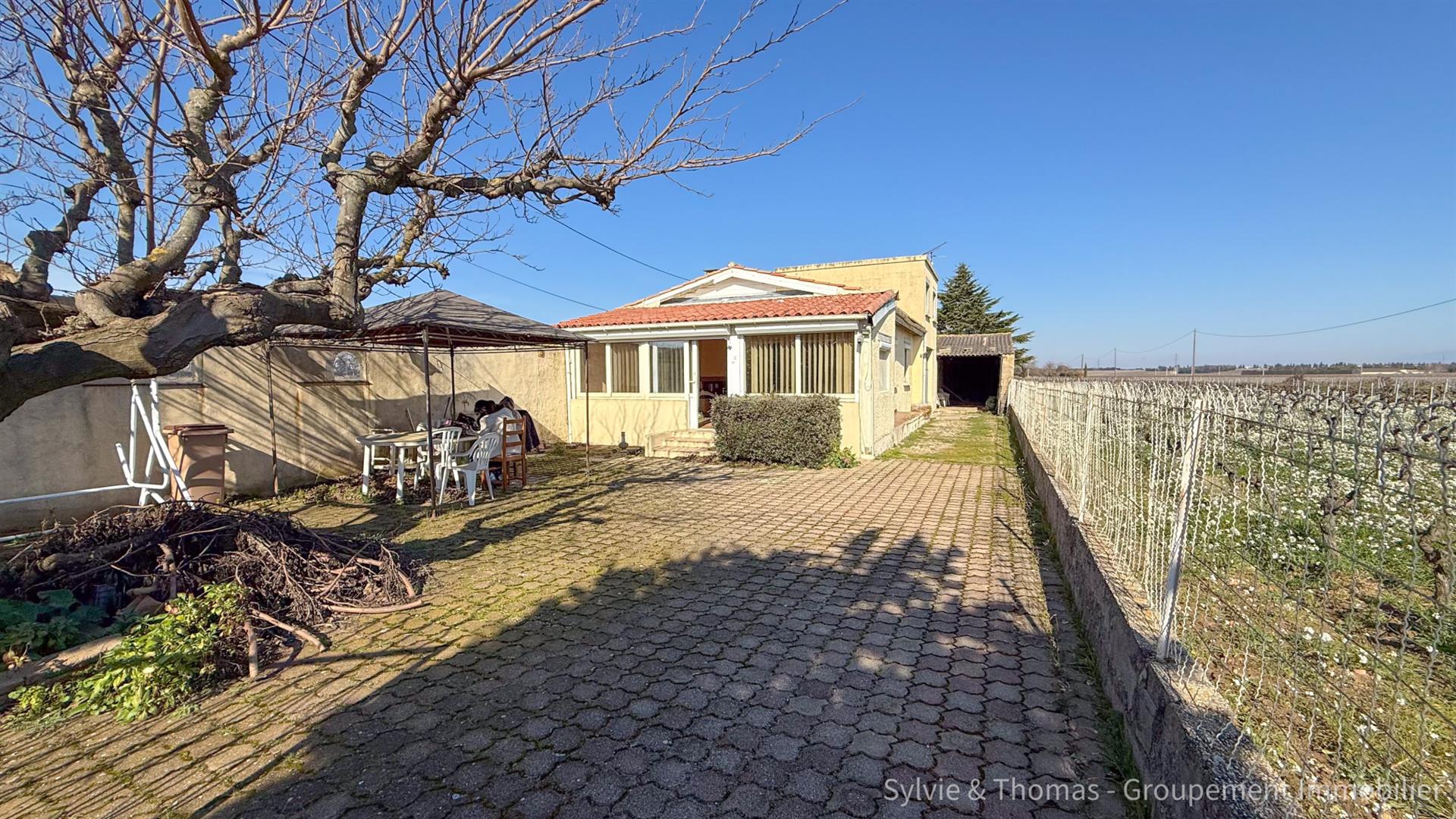 Orange, Gres district, 91m2 house with outbuildings on 1990m2