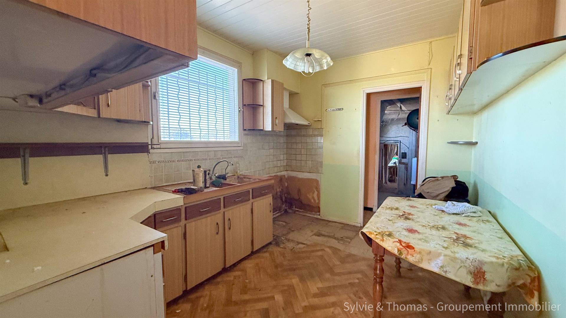 Orange, Gres district, 91m2 house with outbuildings on 1990m2