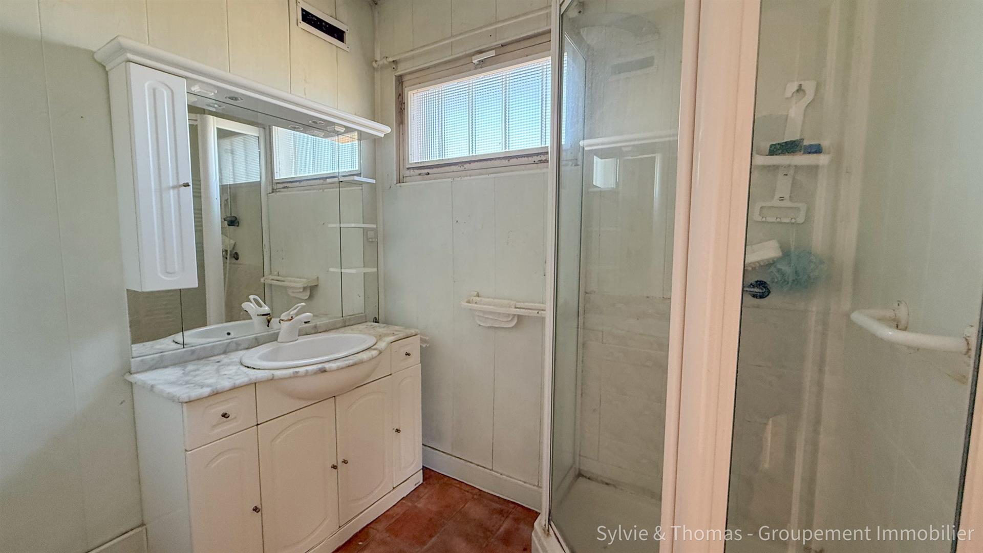 Orange, Gres district, 91m2 house with outbuildings on 1990m2