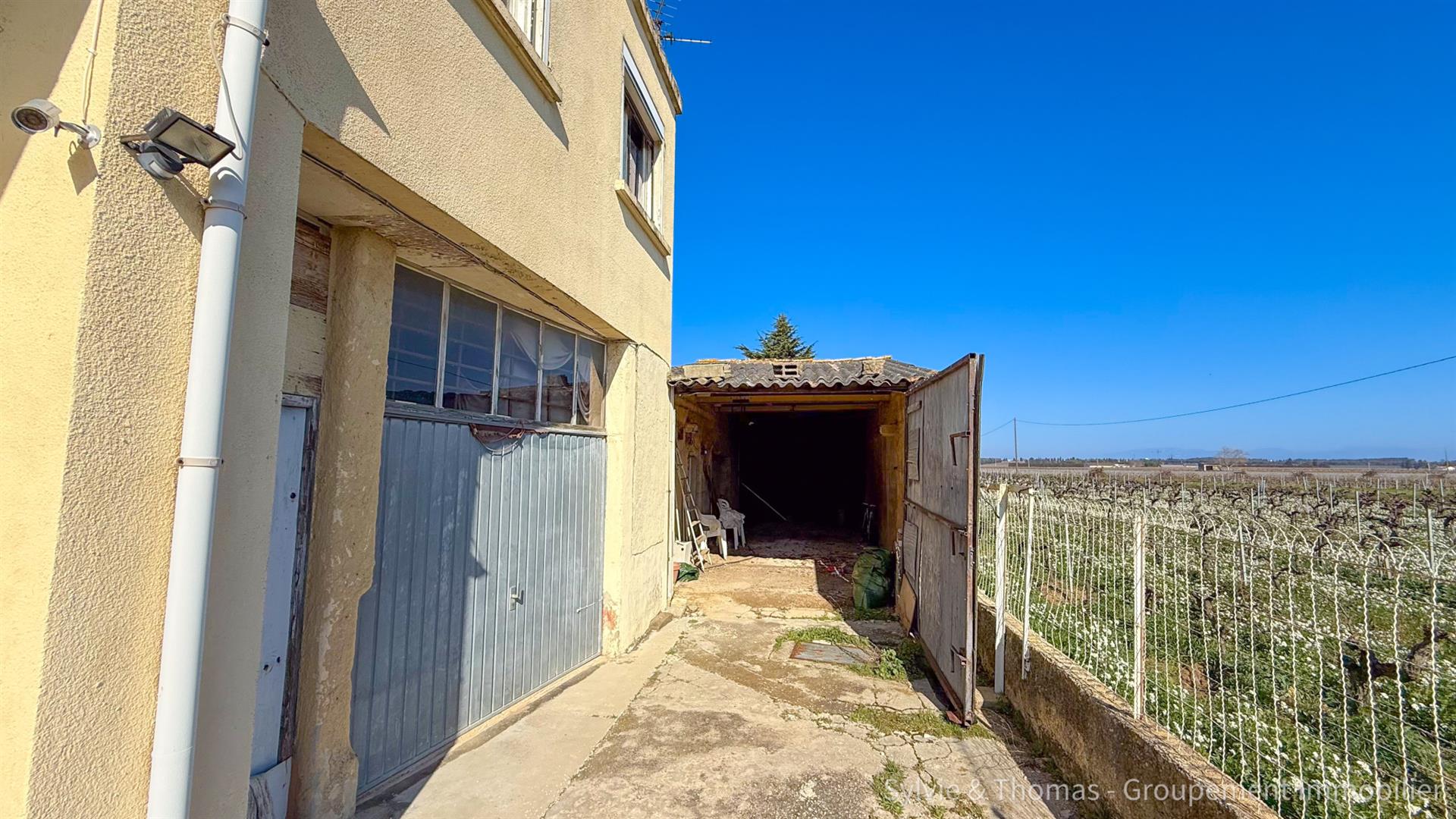 Orange, Gres district, 91m2 house with outbuildings on 1990m2
