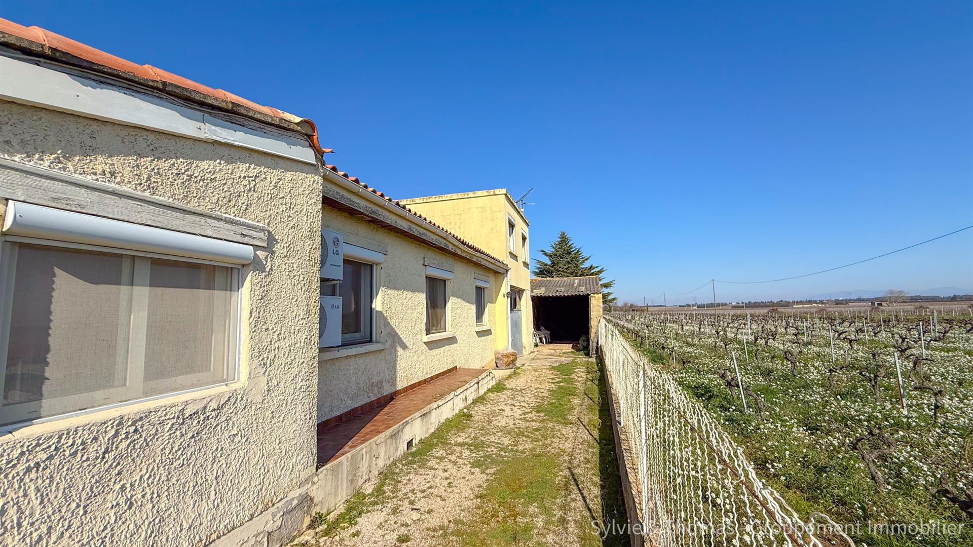 Orange, Gres district, 91m2 house with outbuildings on 1990m2