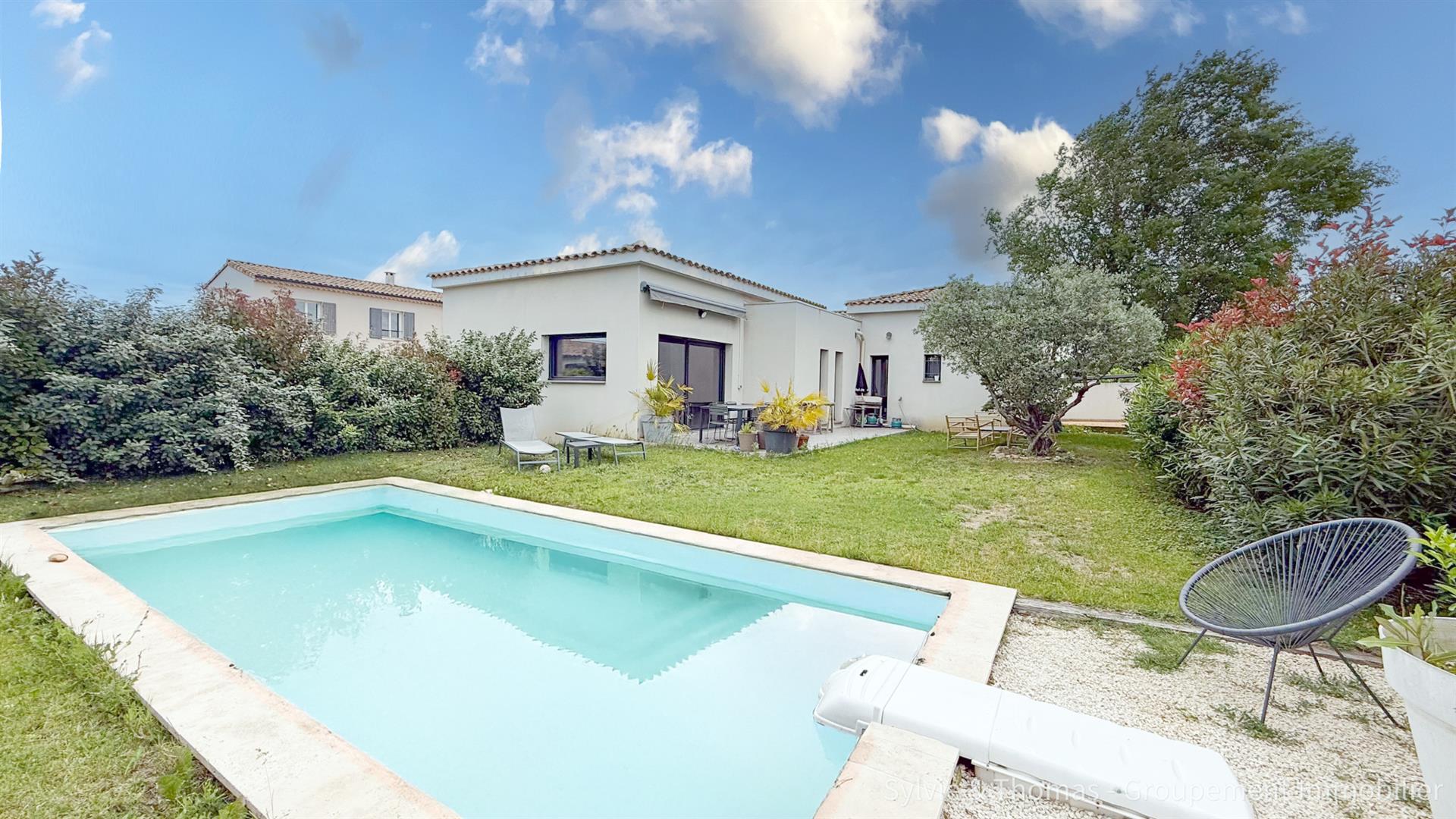Modern single-story house 124m2, 3 bedrooms with swimming pool and garage