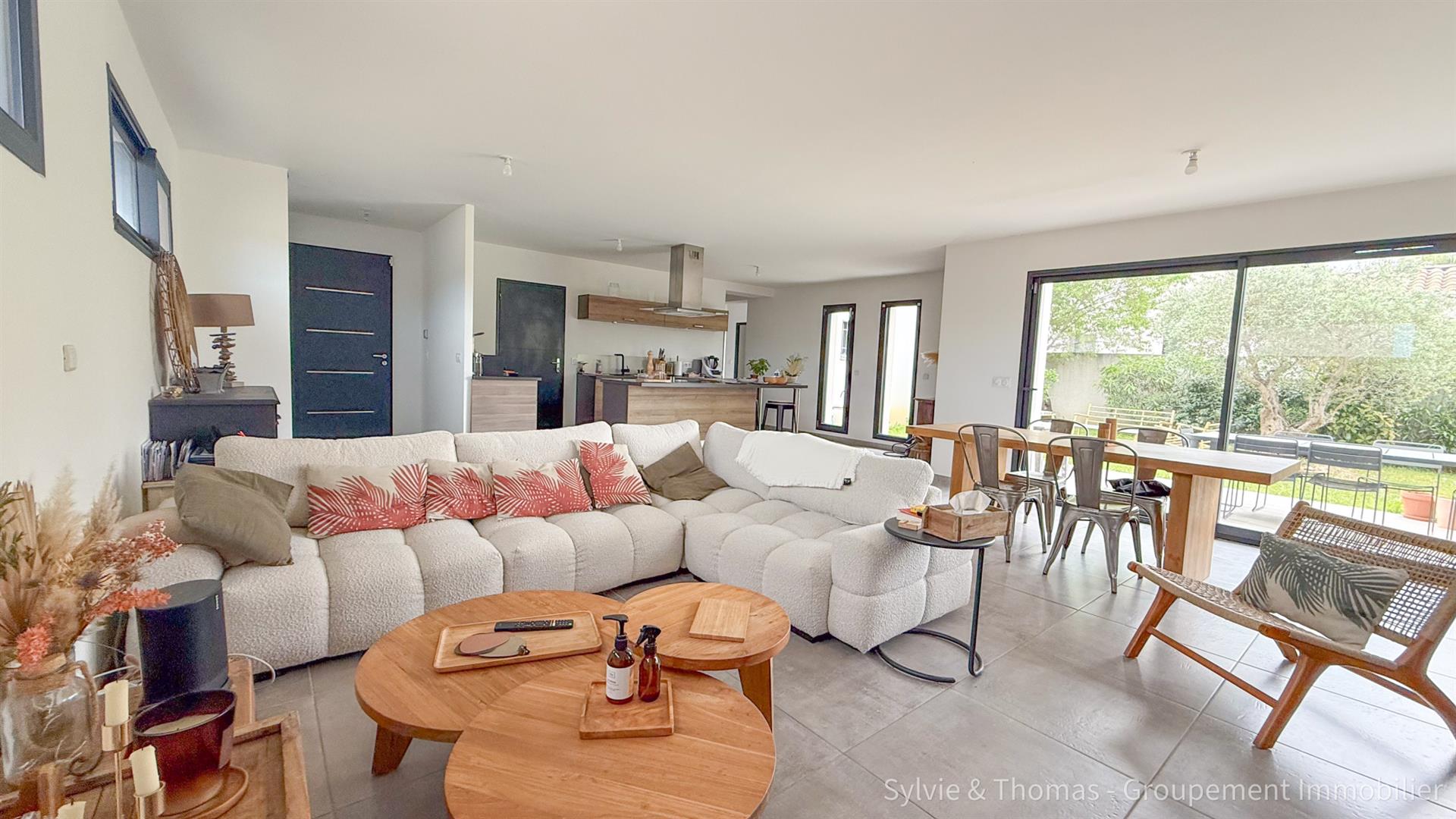 Modern single-story house 124m2, 3 bedrooms with swimming pool and garage