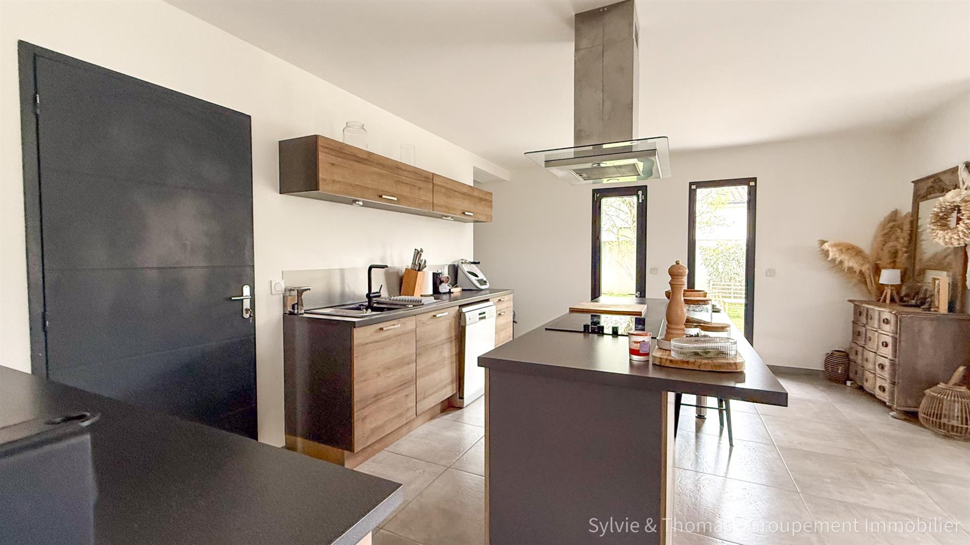 Modern single-story house 124m2, 3 bedrooms with swimming pool and garage