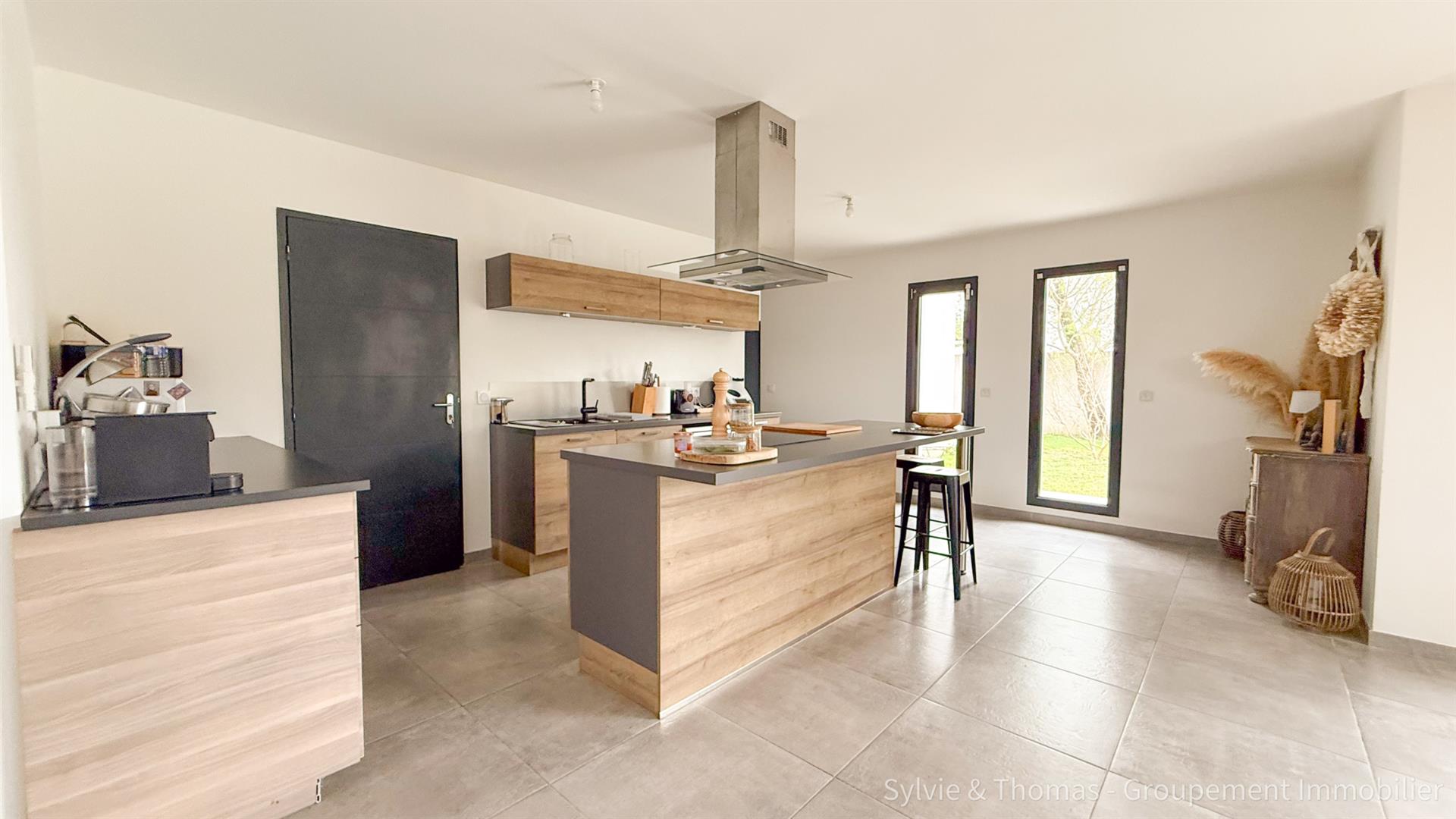 Modern single-story house 124m2, 3 bedrooms with swimming pool and garage
