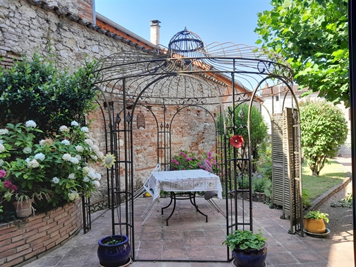 Casa de carácter con jardín en el camino de Santiago de Compostela.