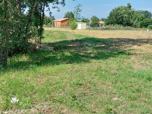 Land in Nègrepelisse, serviced, connected to mains drainage