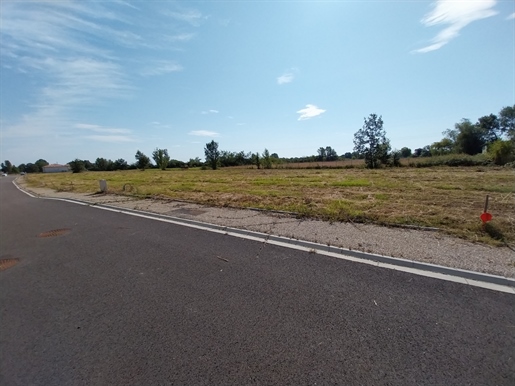 In Nègrepelisse, land for sale, serviced and connected to mains drainage.