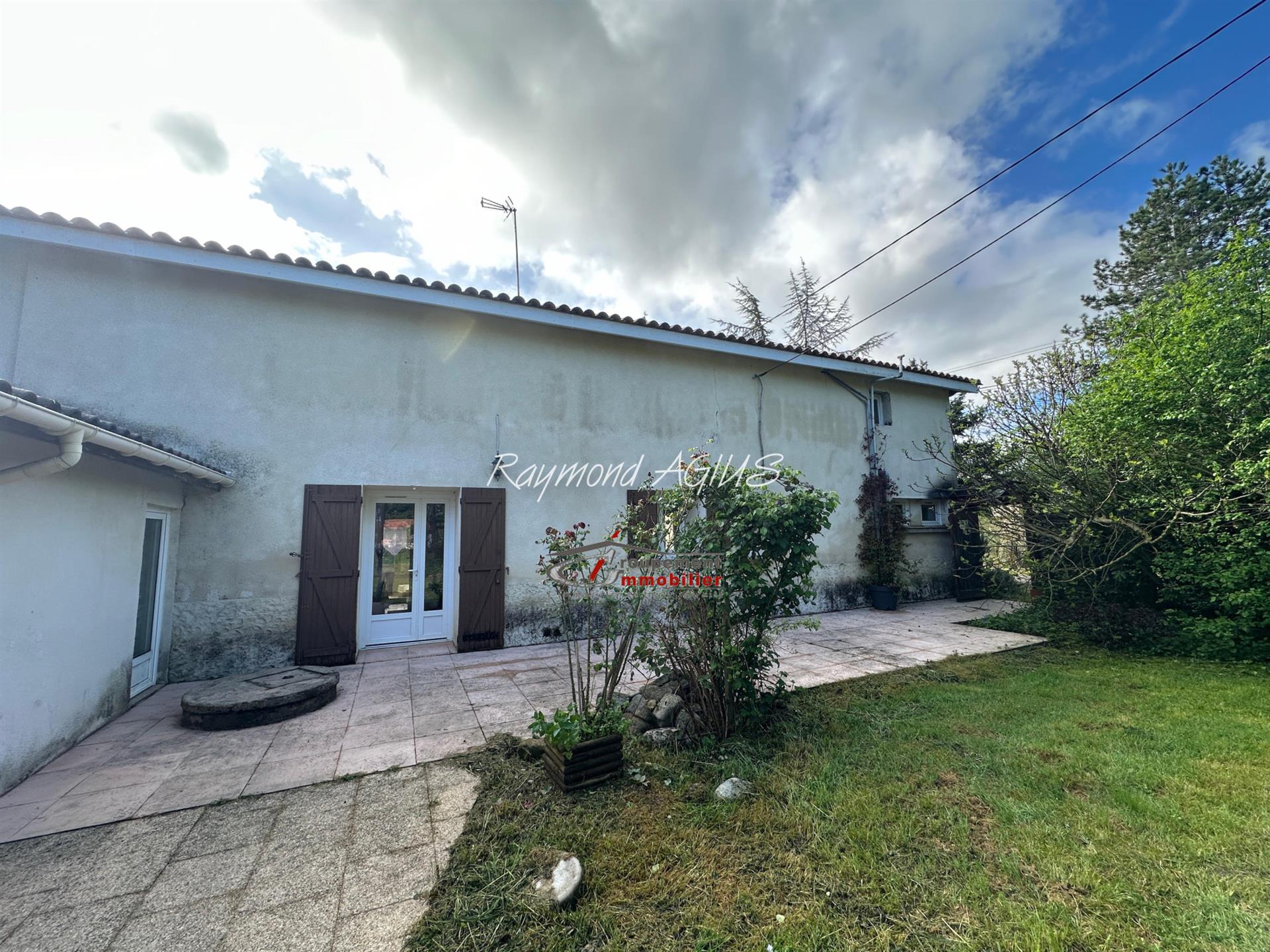Casa de piedra de 3 dormitorios con numerosas dependencias.