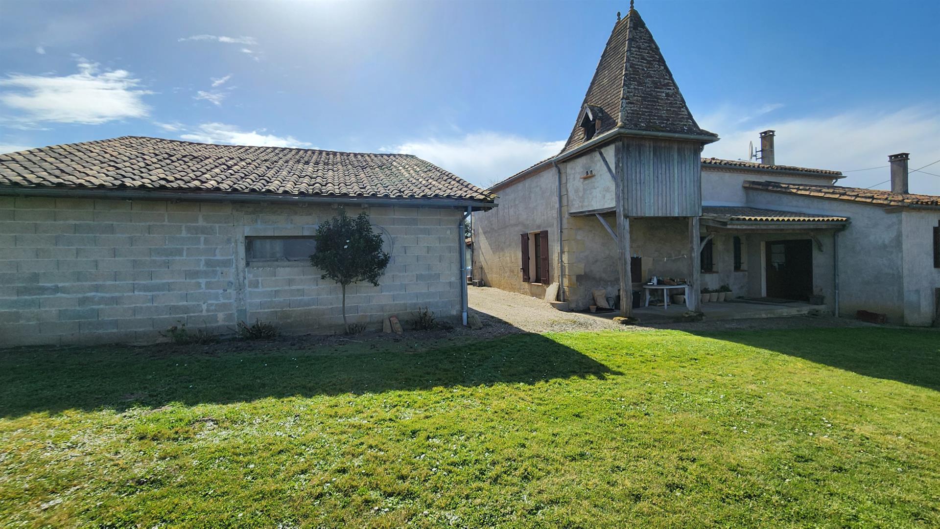 Casa con dependencia en el campo.