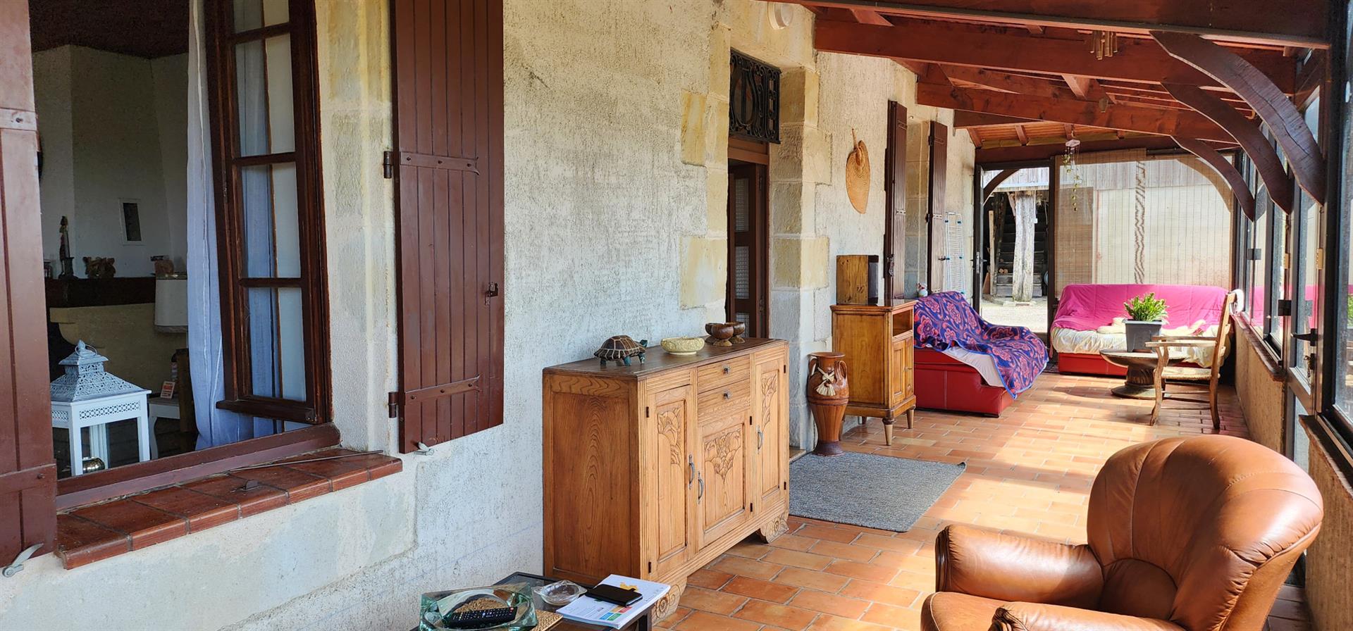 Casa con dependencia en el campo.