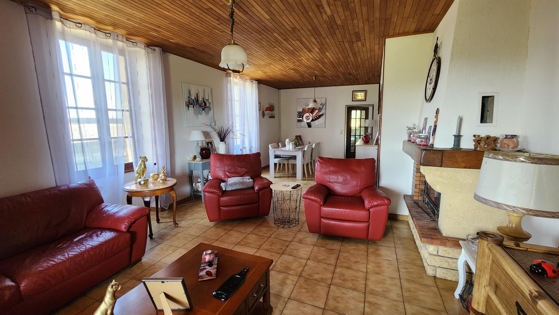 Casa con dependencia en el campo.