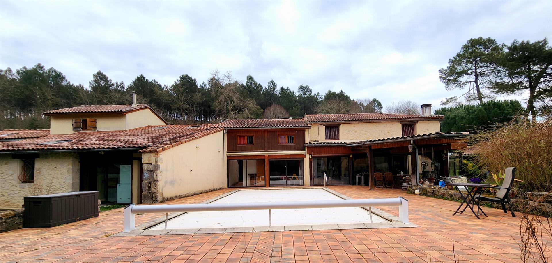 Proche Buzet, propriété avec piscine sur parc de 12 000 m2