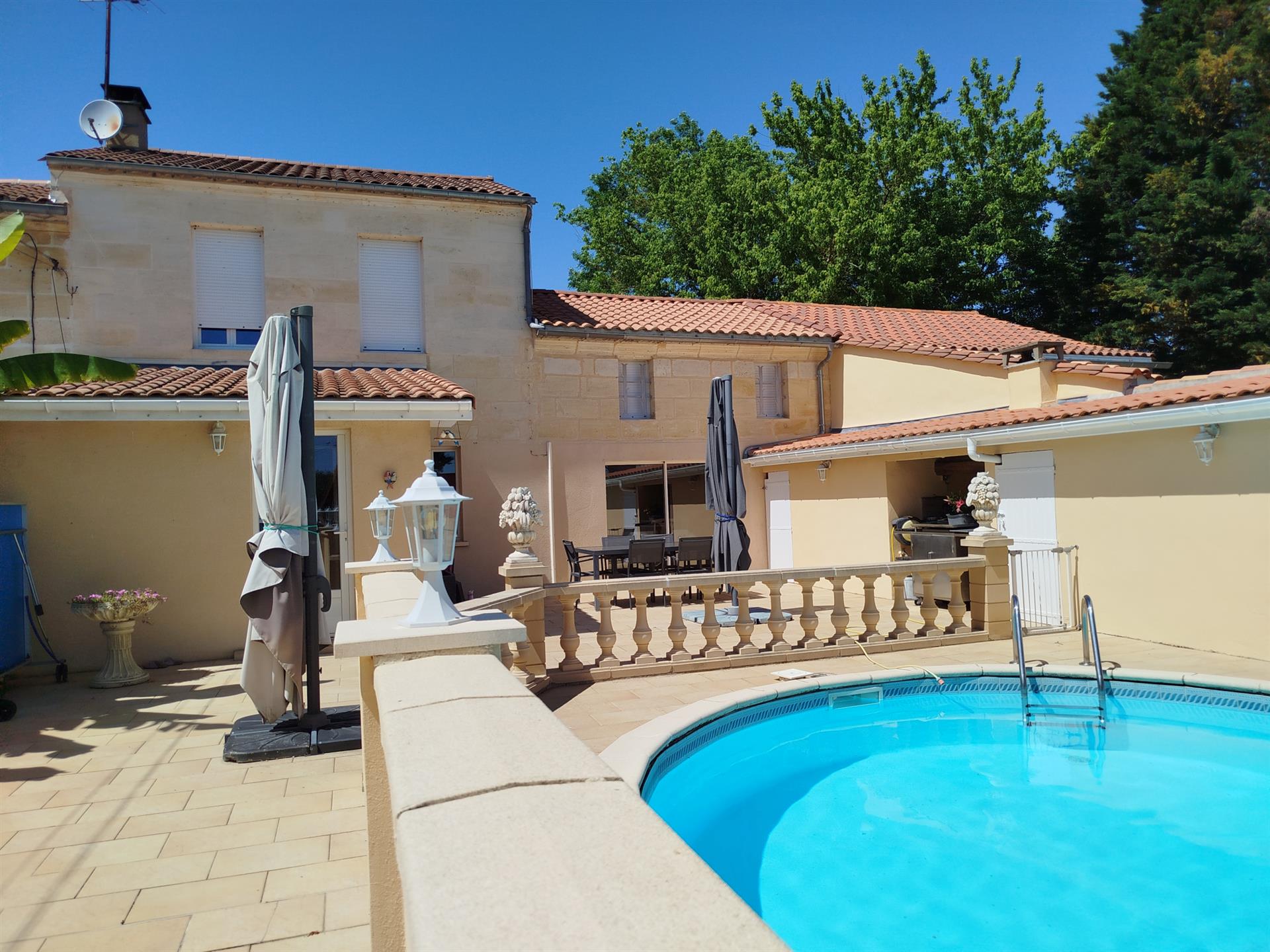 Casa de piedra con piscina - 33350