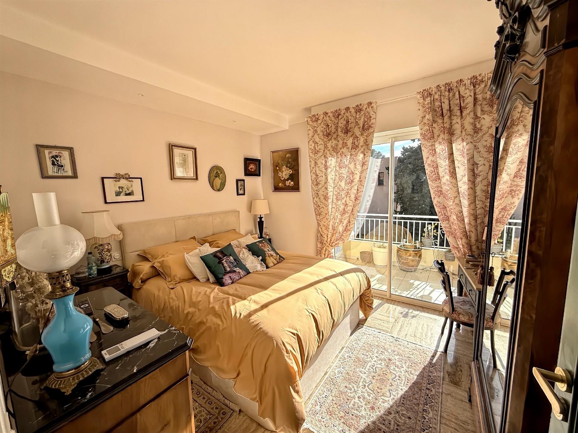 Boulouris Center, Large 3 Rooms In Small Residence