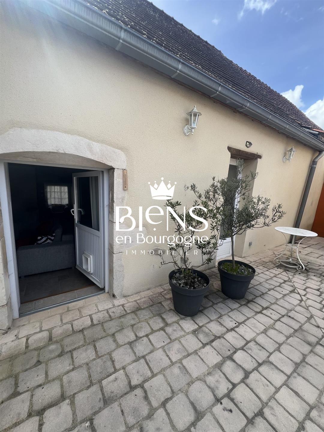 Demigny Renovated 3 Bedroom Farmhouse With Pool