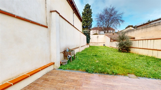 In Moissac, beautiful 7-room townhouse with terrace, garden and garage.